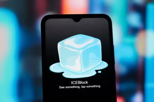 شعار تطبيق ICEBlock على شاشة هاتف ذكي، يظهر مكعب ثلج يذوب مع رسالة تحذيرية لمراقبة مواقع عناصر إنفاذ الهجرة والجمارك الأمريكية.