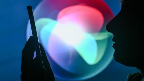 صورة تظهر شخصًا يتحدث إلى جهاز Apple مع ظهور رموز سيري الملونة في الخلفية، مما يعكس تفاعل المستخدم مع المساعد الرقمي.