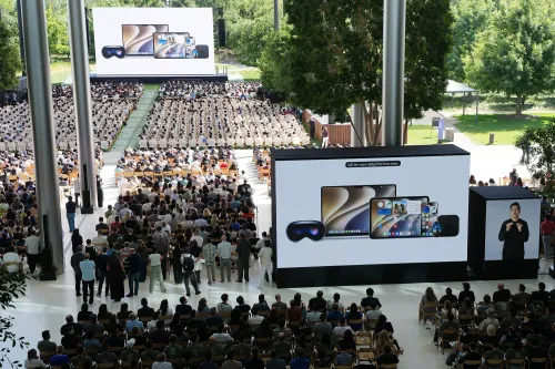مؤتمر المطورين العالمي لشركة آبل، حيث تم عرض المساعد الذكي الجديد Siri AI، مع جمهور كبير وأجهزة عرض تعرض الميزات الجديدة.