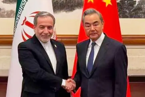 وزير الخارجية الإيراني عباس عراقجي يصافح نظيره الصيني وانغ يي في بكين، وسط جهود للتوصل إلى اتفاق سلام بين طهران وواشنطن.