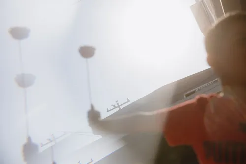 فيبي وأنجيلو، طفلان أمريكيان، يفتقدان والدتهما بعد احتجازها من قبل إدارة الهجرة، مما يبرز تأثيرات سياسة الهجرة على الأطفال.