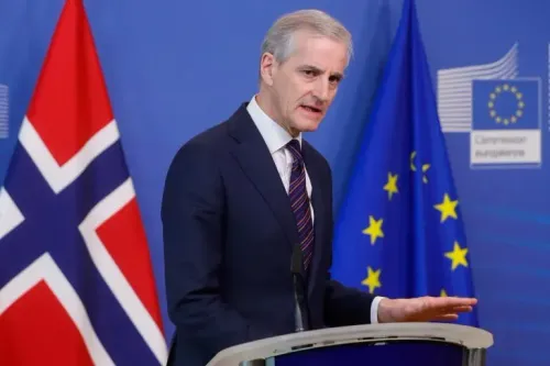 رئيس الوزراء النرويجي يوناس غار ستور يتحدث خلال مؤتمر صحفي، مع العلم النرويجي وخلفية من أعلام الاتحاد الأوروبي، مع التركيز على القضايا المتعلقة بالاستثمار في الشركات الإسرائيلية.