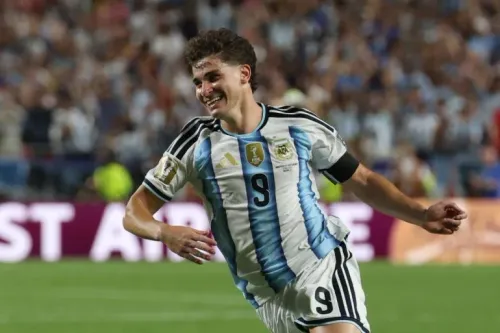 لاعب الأرجنتين رقم 9 يحتفل بهدف في مباراة كأس العالم FIFA 2026 ضد سويسرا، مؤكدًا تأهل الفريق لنصف النهائي.