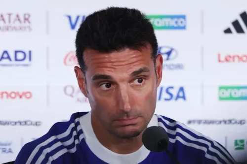 ليونيل سكالوني مدرب الأرجنتين يتحدث بهدوء أمام الصحفيين قبل نصف نهائي كأس العالم ضد إنجلترا في أتلانتا.