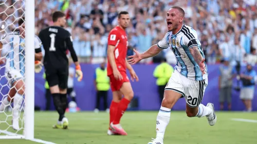 لاعب الأرجنتين أليكسيس ماك أليستر يحتفل بهدفه برأسية قاتلة في مرمى سويسرا خلال مباراة كأس العالم في استاد كانساس سيتي.