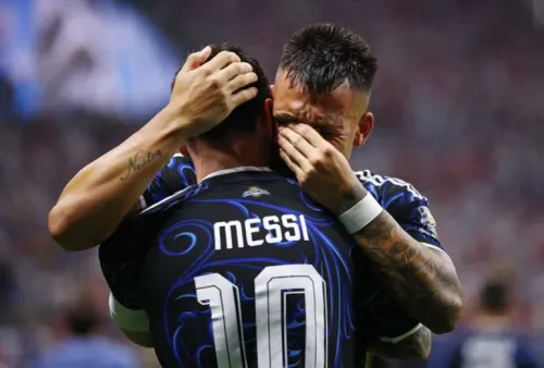 لاعبا الأرجنتين ميسي ومارتينيز يحتفلان بحرارة بعد هدف الفوز الحاسم في مباراة نصف نهائي كأس العالم 2026 ضد إنجلترا.