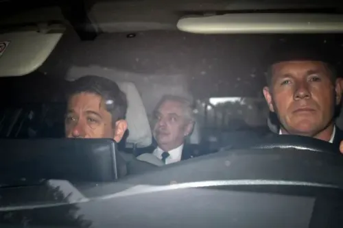 ألبرتو فرنانديز، رئيس الأرجنتين السابق، يجلس في المقعد الخلفي لسيارة مع حراسه، وسط أجواء مشحونة بعد صدور أمر بمحاكمته بتهم فساد.