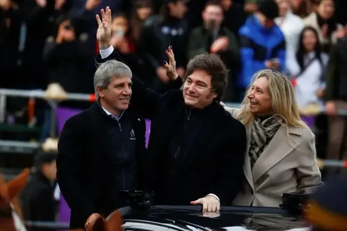 الرئيس الأرجنتيني خافيير ميلي يلوح بيده خلال حدث عام، مع وجود حشد خلفه، في إطار مبادرته لتعزيز العلاقات بين أمريكا اللاتينية وإسرائيل.