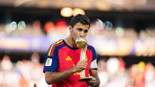 رودري يحمل كأس ويقبلها، في سياق مفاوضات انتقاله بين برشلونة ومانشستر سيتي بقيمة تصل إلى 80 مليون يورو.