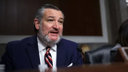 تيد كروز يتحدث خلال جلسة استماع في مجلس الشيوخ حول استخدام الجيش لتقنية تجنب الاصطدام وتأثيرها على سلامة الطيران.