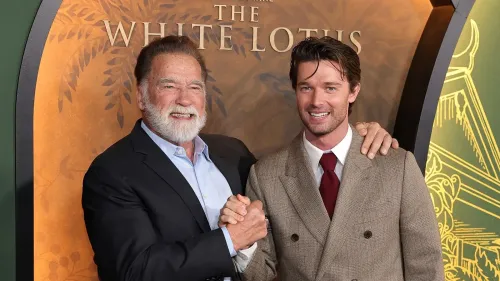 أرنولد شوارزنيجر ونجله باتريك شوارزنيجر يتصافحان خلال العرض الأول للموسم الثالث من "وايت لوتس" في هوليوود.