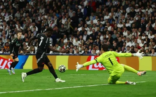 ساكا يتجاوز حارس ريال مدريد كورتوا في مباراة دوري أبطال أوروبا، حيث يسجل هدفًا حاسمًا لأرسنال في سانتياغو برنابيو.
