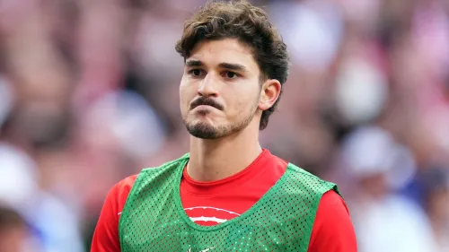 جوليان ألفاريز لاعب أتلتيكو مدريد يظهر بتعبير جدي وسط أجواء توتر بسبب رفض النادي بيعه لبرشلونة واحتمالية انتقاله إلى أرسنال.