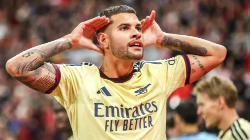 لاعب أرسنال يحتفل بهدف في مباراة الدوري الإنجليزي الممتاز ضد سندرلاند، مع تألق الفريق في الانتصار 2-0 خارج الديار.