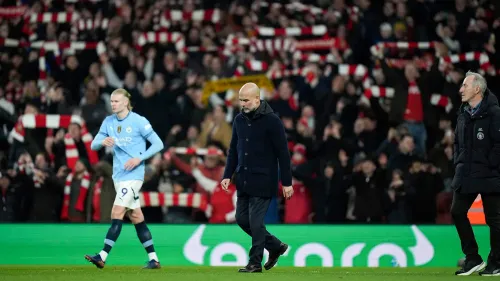 هزيمة مانشستر سيتي 5-1 أمام أرسنال، مع هالاند في المقدمة وجوارديولا يظهر علامات الإحباط، وسط أجواء حماسية من الجماهير.