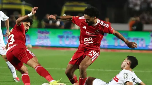 لاعبو الأهلي والزمالك يتنافسون على الكرة في مباراة ضمن الدوري المصري الممتاز، مع توقع تعادل الفريقين 1-1 في قمة الجولة السادسة.
