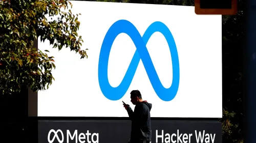 شخص يقف أمام لافتة كبيرة تحمل شعار ميتا، مع التركيز على أهمية التحقق من المعلومات على وسائل التواصل الاجتماعي.