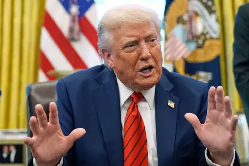 ترامب يعبر عن غضبه تجاه رئيس الاحتياطي الفيدرالي جيروم باول خلال مؤتمر صحفي في المكتب البيضاوي، محذرًا من تداعيات اقتصادية.