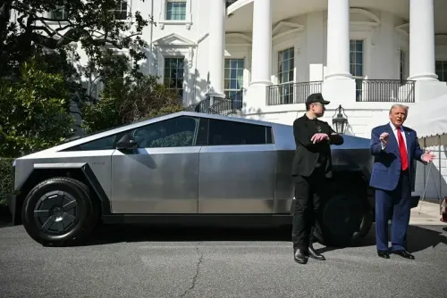 ترامب وماسك يقفان بجانب سيارة تسلا سايبرتروك أمام البيت الأبيض، خلال مؤتمر صحفي حول دعم السيارات الكهربائية.