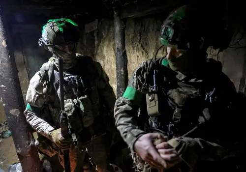 جنود أوكرانيون يرتدون زيًا عسكريًا ويستعدون في موقع تحت الأرض، يعكس الوضع الصعب في ساحة المعركة شرق أوكرانيا.