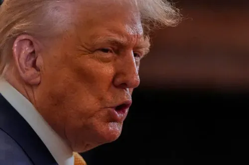 دونالد ترامب يتحدث بجدية، مع التركيز على تعبيرات وجهه، في سياق مناقشة الرسوم الجمركية وتأثيراتها الاقتصادية.