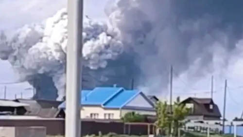 تصاعد دخان كثيف من انفجار في قاعدة عسكرية روسية، مما يعكس تأثير الضربات الأوكرانية بالطائرات بدون طيار.