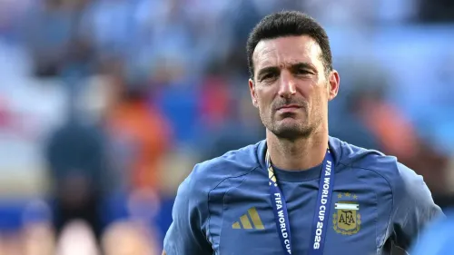 مدرب منتخب الأرجنتين ليونيل Scaloni في ملعب خلال استعدادات الفريق لمباريات النافذة الدولية بعد اعتزال ميسي الدولي.