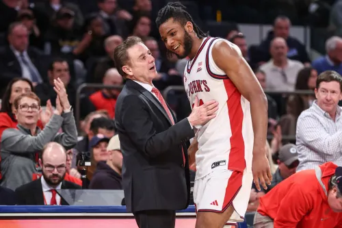 ستيف ماسييلو يتحدث مع زوبي إيجيوفور بعد فوز فريق سانت جونز، مع احتفال الجماهير في ملعب ماديسون سكوير جاردن.