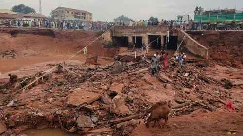 دمار كبير في بلدة موكوا النيجيرية بعد الفيضانات، مع رجال إنقاذ يبحثون عن ناجين وسط الحطام. الفيضانات أدت لمصرع 150 شخصًا.