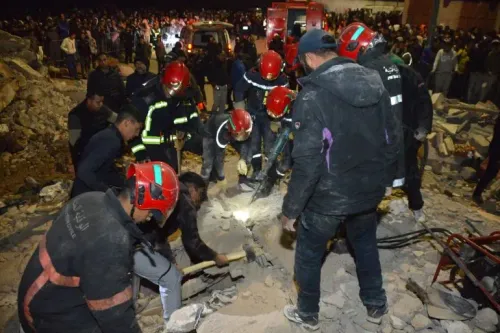 رجال الإنقاذ يعملون على إزالة الأنقاض في موقع انهيار مبنيين في فاس، حيث لقي 19 شخصًا مصرعهم وأصيب 16 آخرون.