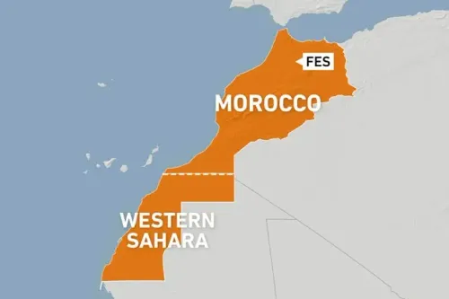 خريطة توضح موقع مدينة فاس في المغرب، مع تسليط الضوء على المناطق المجاورة مثل الصحراء الغربية.