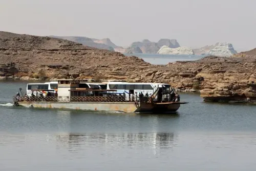عبارة ركاب خشبية في نهر النيل، تحمل مجموعة من الأشخاص، تعكس هشاشة النقل النهري في السودان بعد غرق مأساوي أدى لوفاة 21 شخصًا.