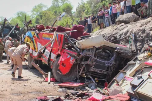 حادثة سقوط حافلة في كشمير، حيث انقلبت الحافلة بعد اصطدامها بعربة توك توك، مما أسفر عن وفاة 21 شخصاً وإصابة 45 آخرين.