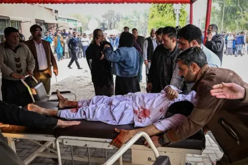 إسعاف ضحية مصاب في هجوم انتحاري على مسجد في إسلام أباد، حيث يظهر شخص ملطخ بالدماء محمولاً على نقالة وسط حالة من الفوضى.