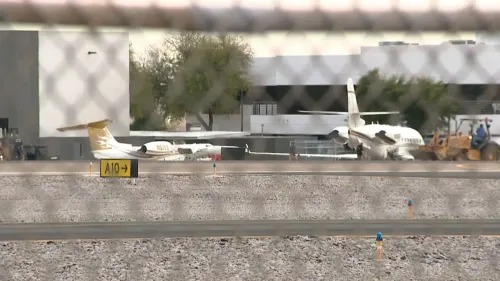 اصطدام طائرتين في مطار سكوتسديل بأريزونا بعد هبوط طائرة ليرجيت 35A، مما أدى إلى وفاة شخص وإصابة آخرين.