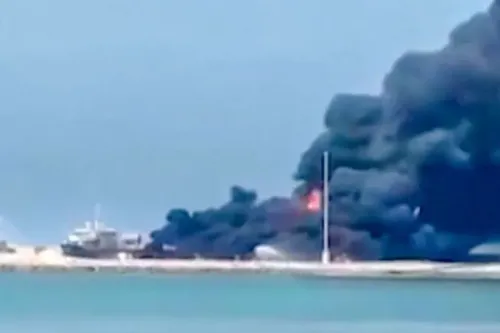 اندلاع حريق كبير في مصنع كيميائي في بندر دير، إيران، بعد انفجار ناجم عن لحام، مع تصاعد دخان أسود كثيف.