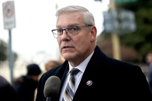 النائب باري لودرميلك يتحدث للصحفيين حول التحقيق في هجوم 6 يناير، مع التركيز على أهمية إعادة التحقيق في الأحداث.