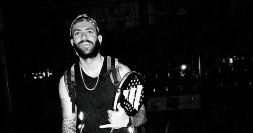 بارسا منصور، لاعب تنس محترف، مبتسم ويظهر مضربه، قبل الهجمات الإسرائيلية التي أدت إلى وفاته في طهران.