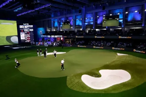 صورة لملاعب الجولف في مركز SoFi خلال نهائيات دوري TGL، حيث يتنافس لاعبو أتلانتا ونيويورك في أجواء احتفالية.