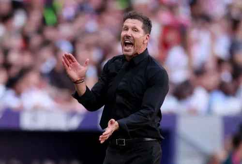 دييغو سيميوني مدرب أتلتيكو مدريد يظهر بحماس خلال مباراة، مع تركيز على استمراره في قيادة الفريق نحو موسم 2027-28.