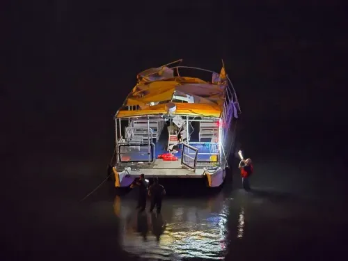 تحطم قارب ترفيهي بالقرب من العبّارة في كليرووتر بفلوريدا، مع تواجد رجال الإنقاذ في المياه، بعد حادث أسفر عن وفاة وإصابات.