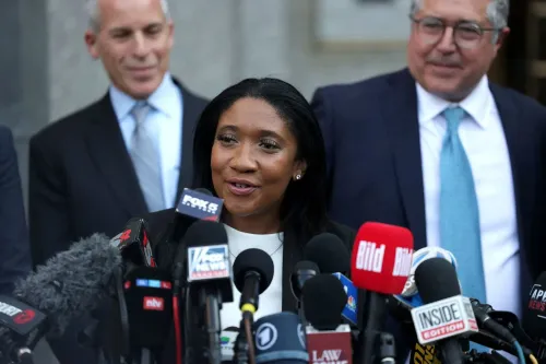 تتحدث نيكول ويستمورلاند، محامية شون "ديدي" كومبس، للصحفيين حول العفو المحتمل بعد إدانته بتهم نقل لممارسة الدعارة.