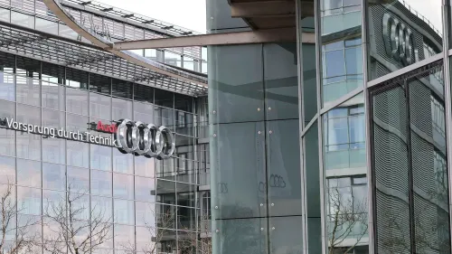 مقر شركة أودي يظهر شعار الشركة على الواجهة الزجاجية، في ظل إعلانها عن تخفيضات كبيرة في الوظائف وتحول نحو السيارات الكهربائية.