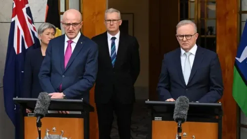 رئيس الوزراء الأسترالي أنتوني ألبانيز يتحدث مع مسؤولين آخرين في مؤتمر صحفي حول الهجمات ضد اليهود في أستراليا.