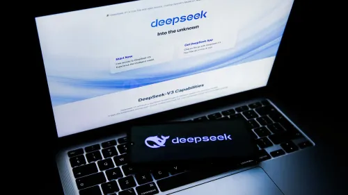 تظهر الصورة شاشة كمبيوتر محمول تعرض موقع DeepSeek مع شعار التطبيق، مما يعكس الحظر الأسترالي بسبب مخاوف أمنية.