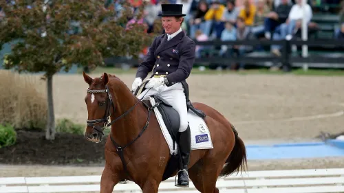 هيث ريان، متسابق ترويض أسترالي، يمتطي حصاناً في ساحة المنافسة، حيث يتعرض لانتقادات بعد فيديو يظهر تصرفاته المثيرة للجدل.