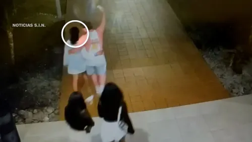 لقطة من كاميرا المراقبة تظهر مجموعة من الأشخاص على ممر فندق، مع ظهور طالبة الجامعة المفقودة سوديكشا كونانكي في الخلفية.