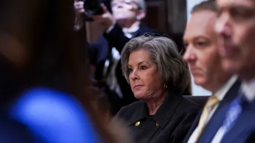 تحضر سوزي وايلز، كبيرة موظفي الرئيس ترامب، اجتماعًا مهمًا، بينما يلتقط مصورون صورًا لها، مما يسلط الضوء على دورها في التحقيقات الحالية.