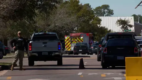 استجابة كبيرة من قوات إنفاذ القانون في محطة كوري بفلوريدا، مع وجود سيارات الطوارئ ورجال الأمن في موقع إطلاق النار النشط.