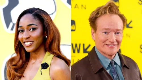 إديبيري وأوبراين يتحدثان عن النكتة الأيرلندية وتأثيرها في مهرجان ساوث باي ساوث ويست، مع خلفية زاهية.